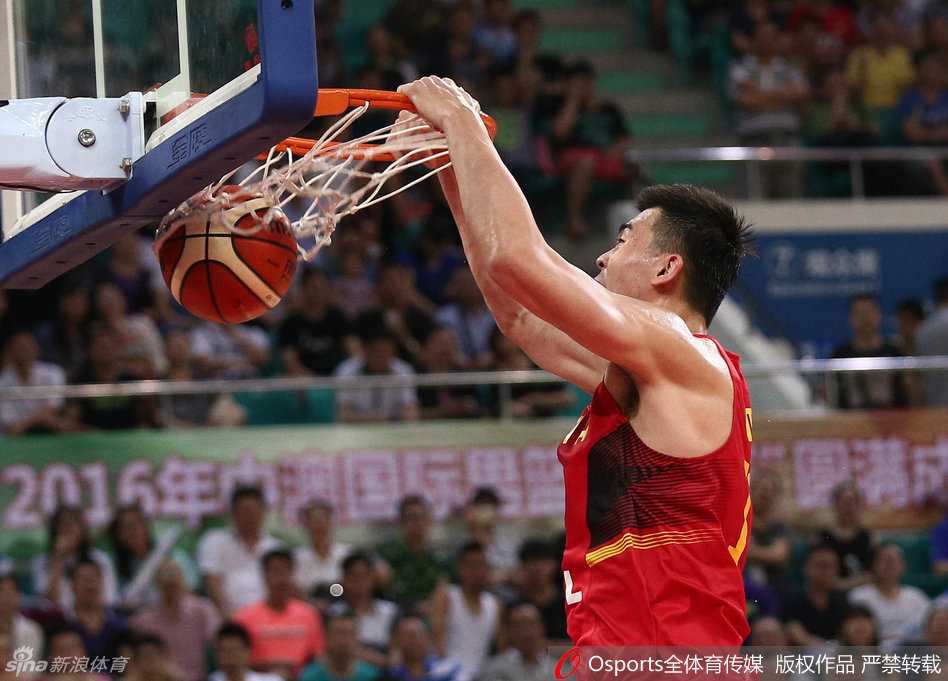 翟晓川与李根在边线沉着应对防守，两人互为犄角之势，试图撕开对手构建的钢铁防线。