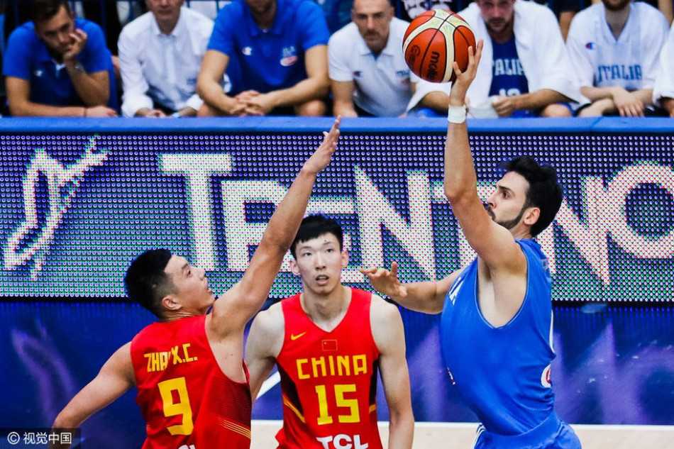 周琦在比赛中试图封盖意大利球员的投篮，尽管他送出过精彩封盖，但面对强硬对抗，全场仅得6分的他显得有些挣扎。