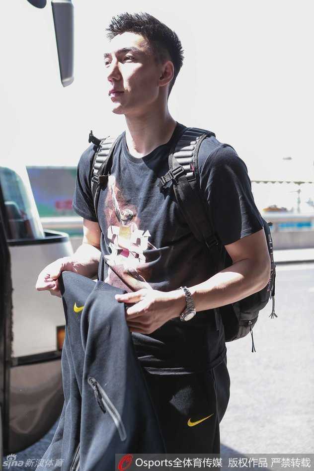 丁彦雨航凝视屏幕露出纯粹笑容，身旁睢冉神情专注，身后王汝恒等人亦全神贯注，青春的喜悦与对传奇的敬意溢于言表。