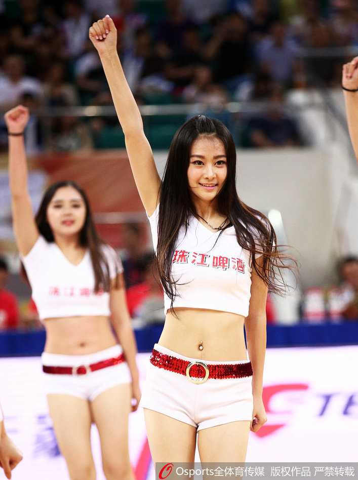 镜头捕捉到一位正在热舞的篮球宝贝的特写，她全情投入，眼神中闪烁着对舞蹈的热爱，精致的妆容与动感瞬间展现出职业啦啦队员的专业素养