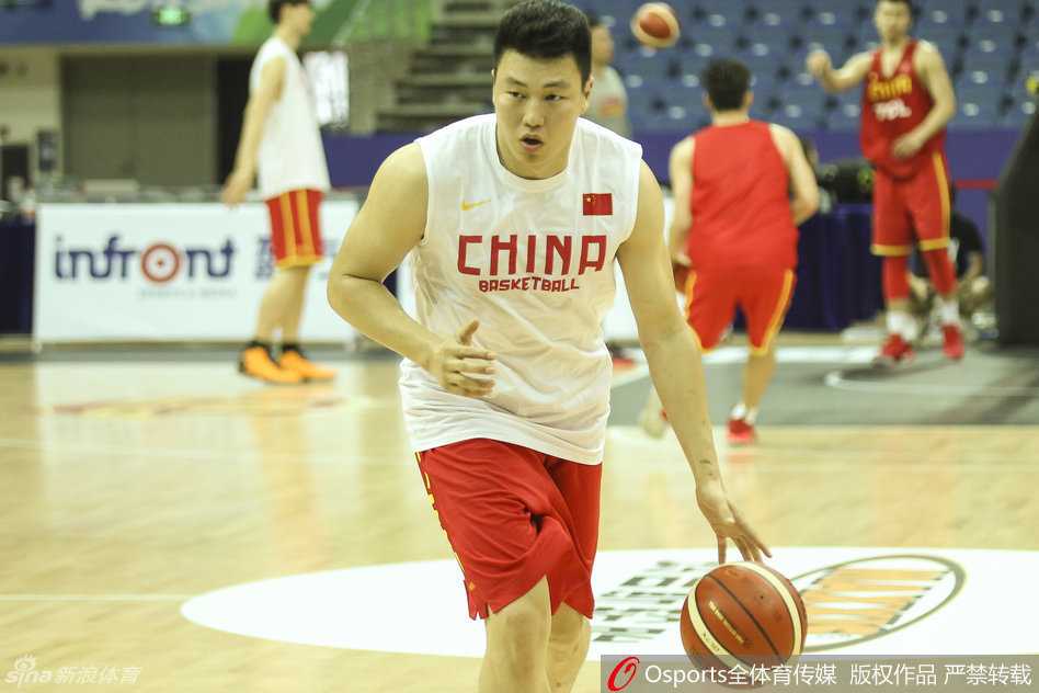 赵继伟在防守中做出一个俏皮又认真的动作，眼神灵动，让人忍俊不禁，堪称训练场上的气氛调节剂。