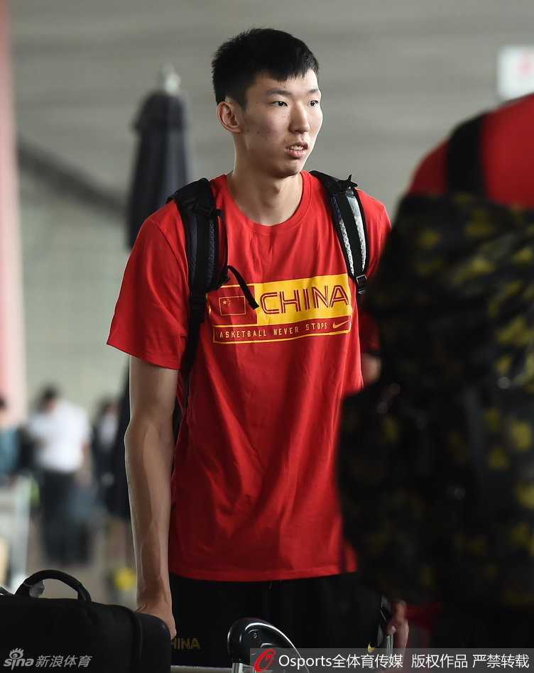 主教练宫鲁鸣双手抱胸神情严肃地观察着训练场，他的沉稳与睿智是这支年轻球队最需要的定心丸，身后球员贾诚等人也严阵以待。