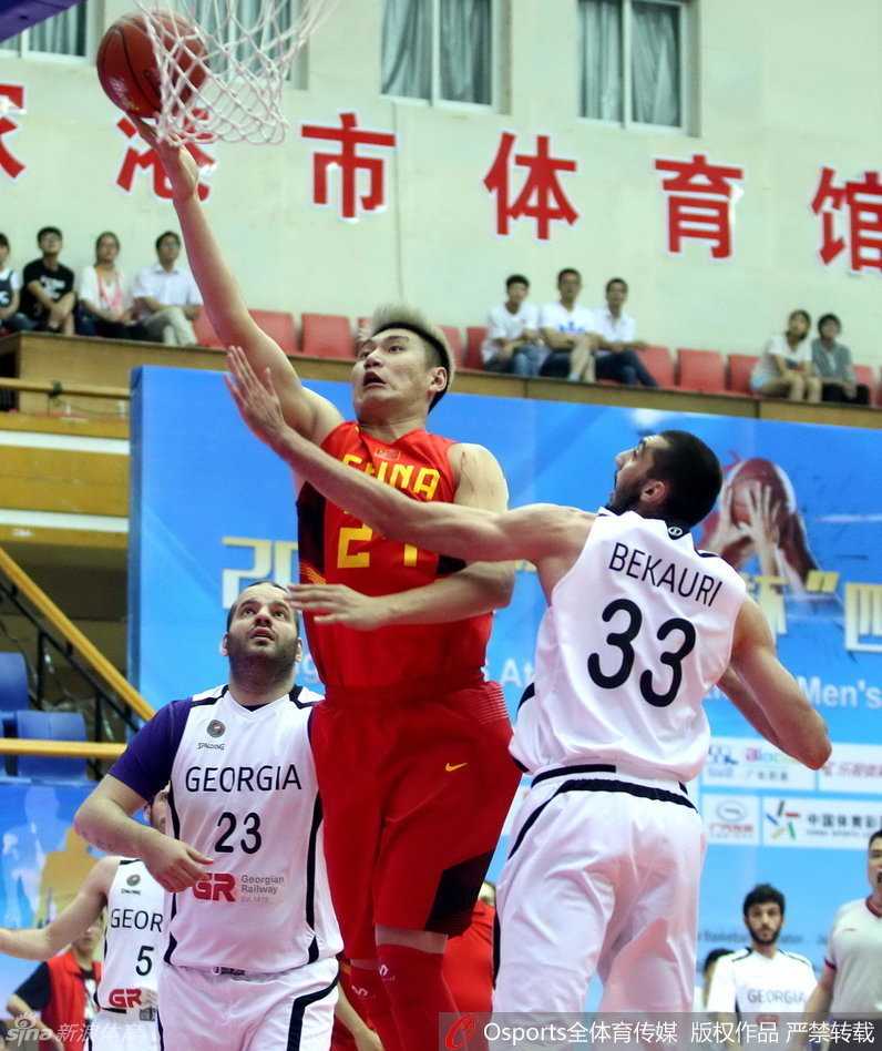 常林在空中上篮时与对手发生身体接触，表情坚毅