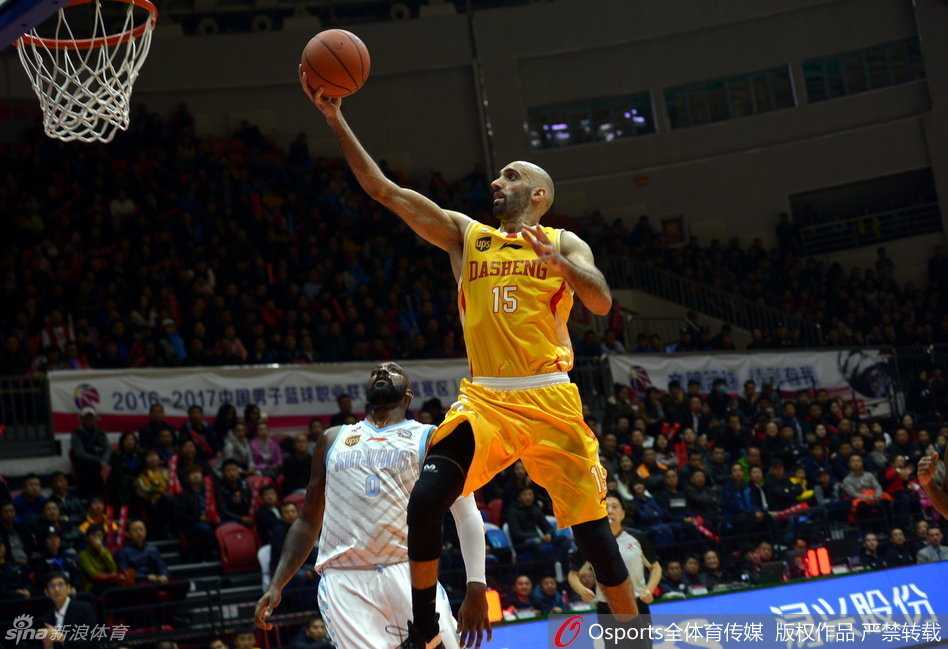 场边美女球迷全神贯注，为每一个精彩进球忘情欢呼