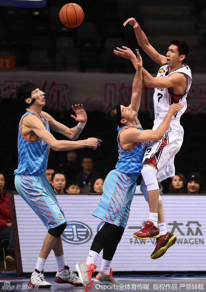 球场上演激烈一幕，张凯飞身跃起完成关键抢断，身体在空中失去平衡，但他的眼神始终紧盯着被拍向远处的皮球。