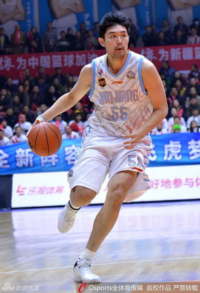 亚当斯如闪电般穿梭防线，空中拉杆避开封盖，指尖轻柔挑篮入筐