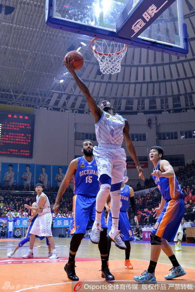 蔡晨背身强吃防守，肌肉碰撞中扛开空间，转身勾手霸气十足