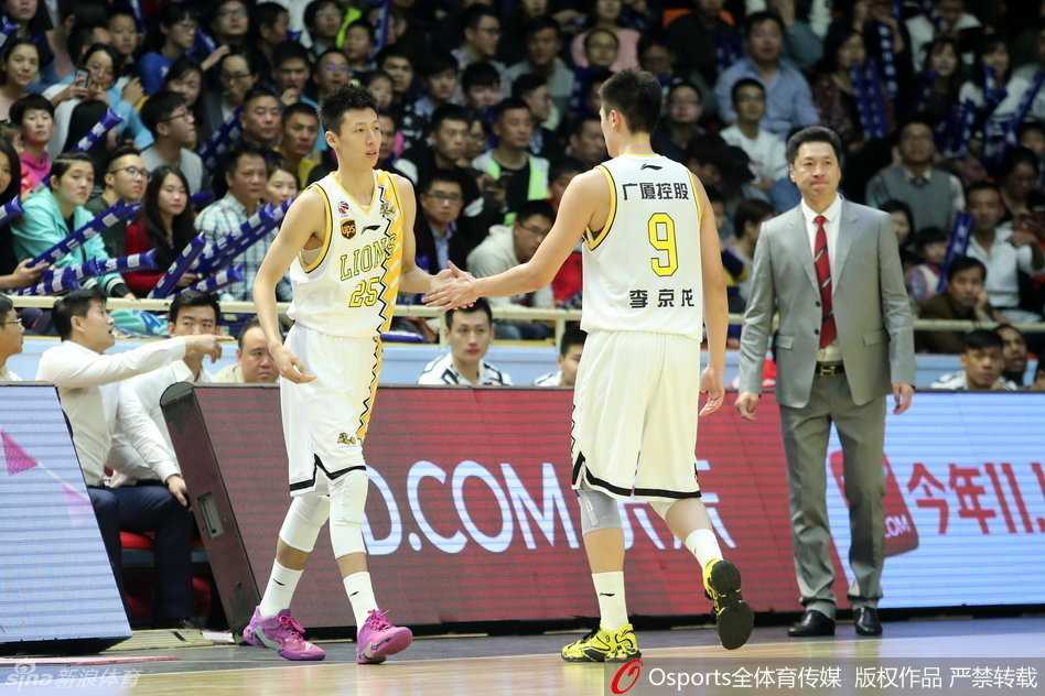 李京龙在三分线外坚定突破，面对西热力江的贴身紧逼，眼神中透露出年轻一代的自信与果敢。
