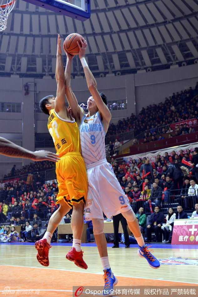 新疆外援古德洛克如离弦之箭突破上篮，面对广厦内线补防依然果敢出手，展现杀手本色。
