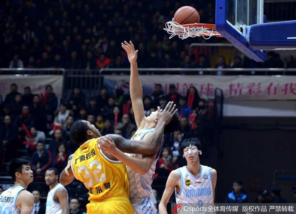 新疆飞虎防守铁闸，霍尔曼用强悍的身体顶防王子瑞，巨大的体型差让这次对位充满戏剧性。