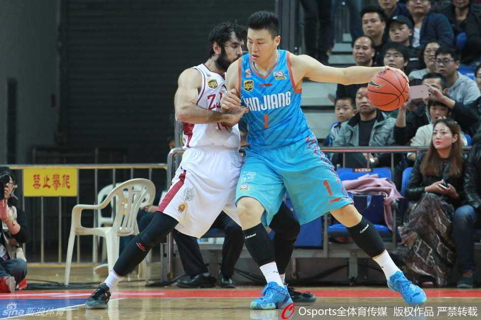 李根满脸通红，情绪激动地冲着场边的裁判大声质问，手臂夸张地挥舞着，为刚才那次被忽略的犯规讨要说法。