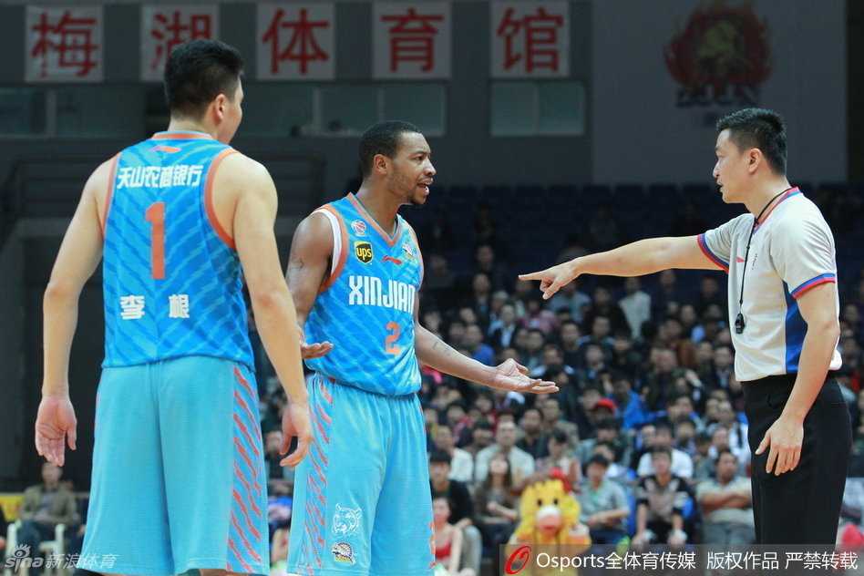 老将刘炜在人群中遭遇浙江队两人的凶狠夹抢，他俯身死死护住皮球，经验丰富的他并未慌张，而是在夹缝中寻找出球的机会。