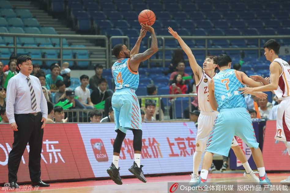 夏钰博在快攻中接球，他毫不犹豫地腾空而起，空中对抗后利用手腕的柔和感觉将球挑向篮板，动作舒展而流畅。