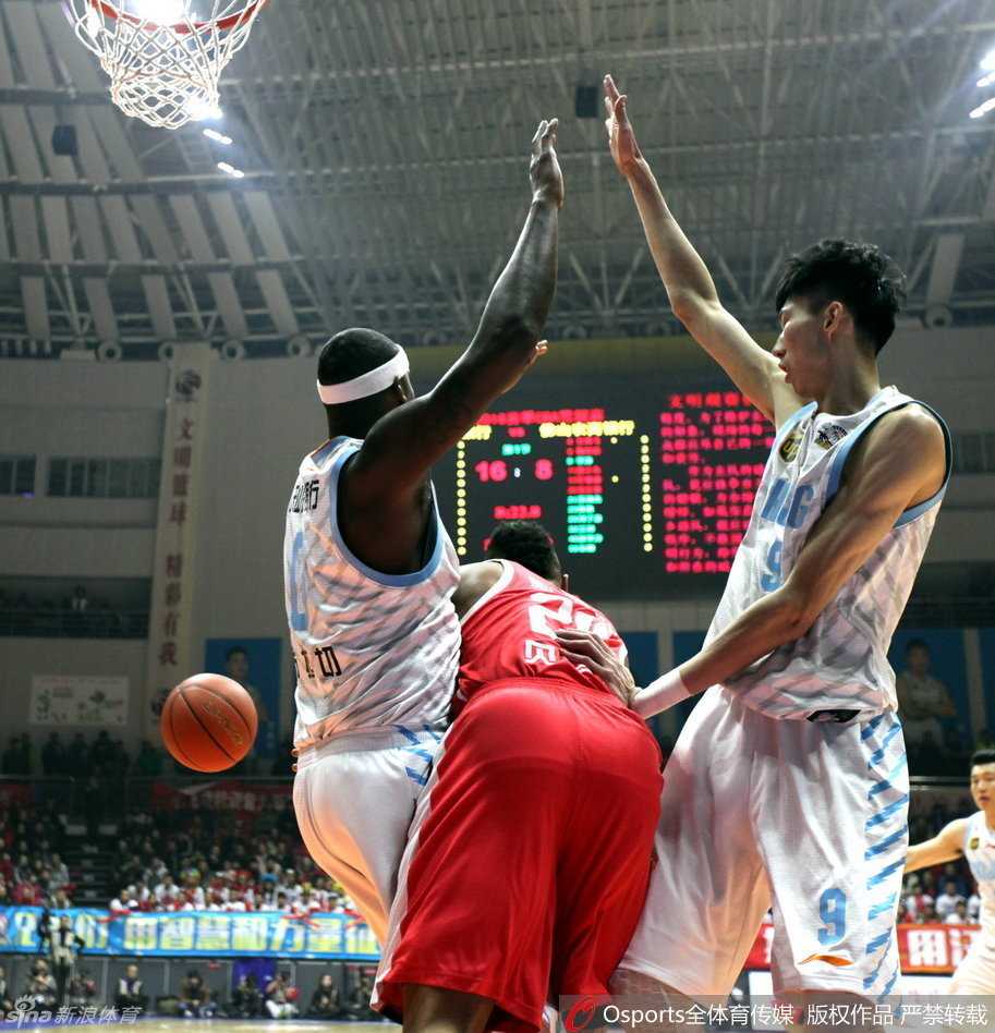 唐正东用强壮的身体硬扛周琦，这组内线老炮与新星的对位，肌肉碰撞的火花仿佛要溢出屏幕