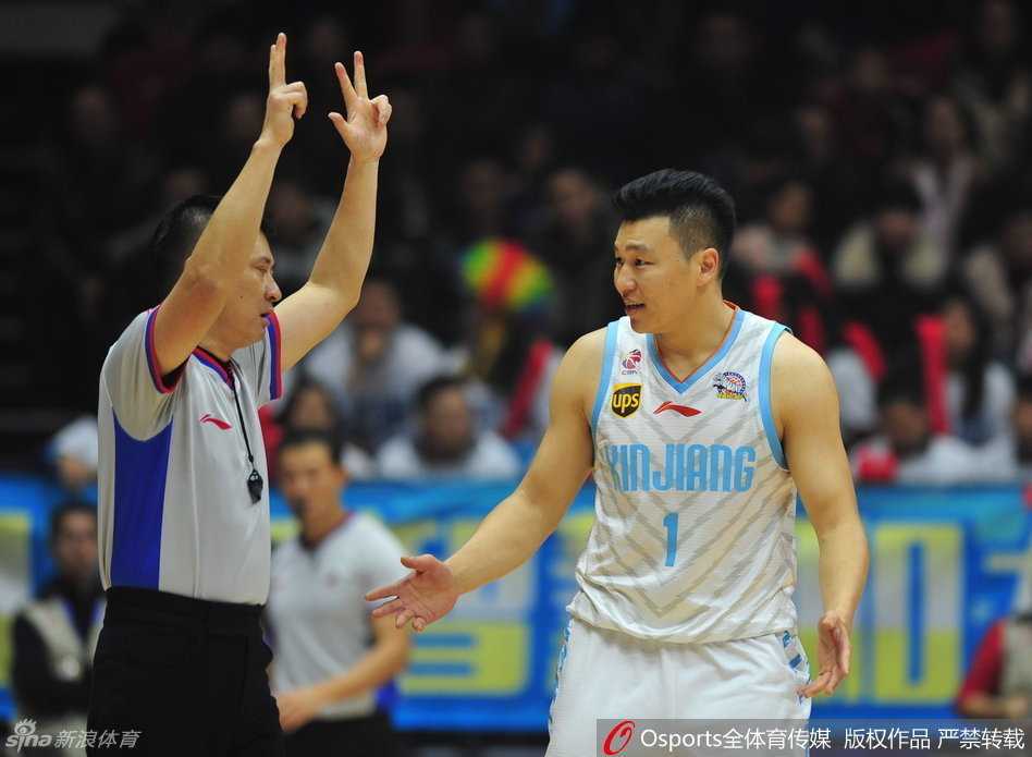 老将刘炜面对防守者，从容不迫地伸手比划战术，他是场上最令人放心的节拍器