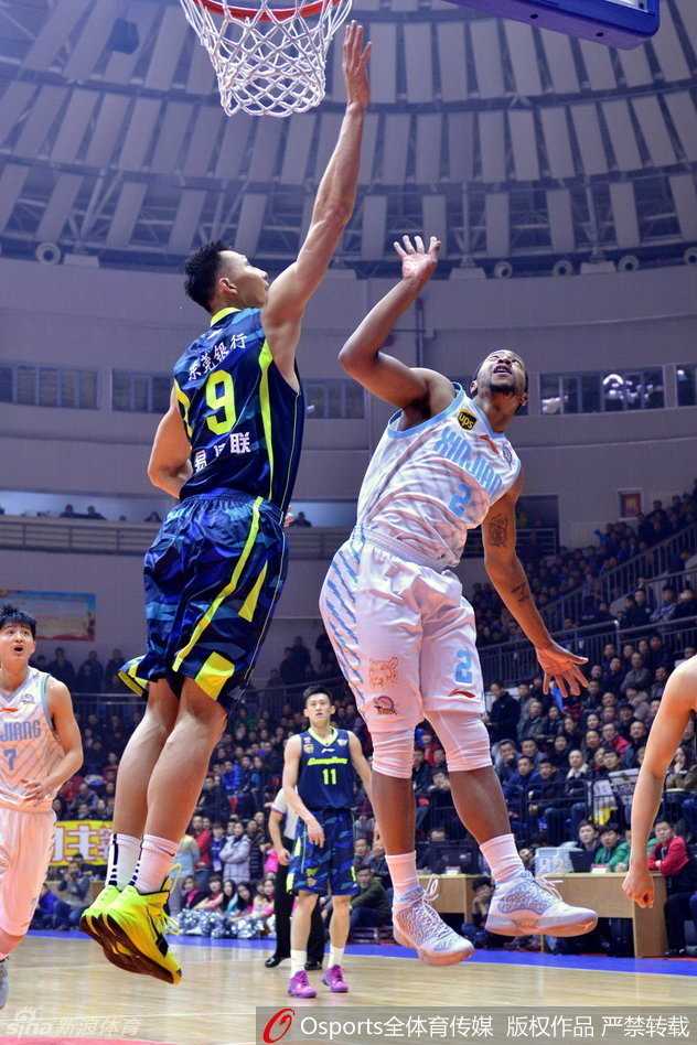 西热力江犹如一颗出膛的炮弹，持球迅猛冲刺，眼神如鹰隼般犀利，仿佛下一秒就要用突破撕裂广东队的整条防线。