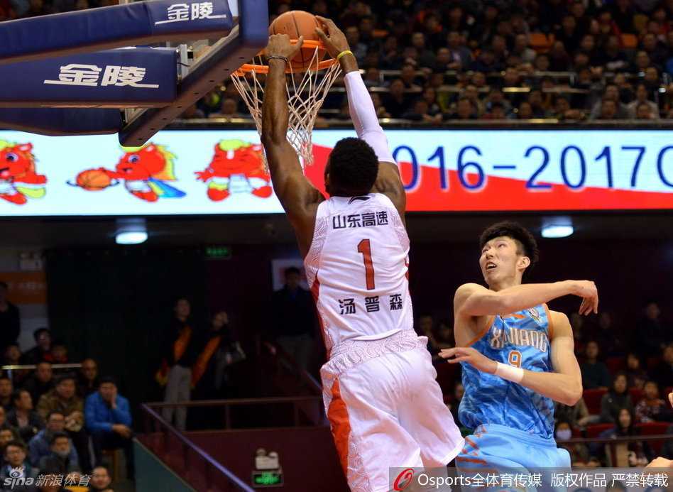 亚当斯高高跃起飞身暴扣，整个身体在空中舒展成一张弓，势大力沉。