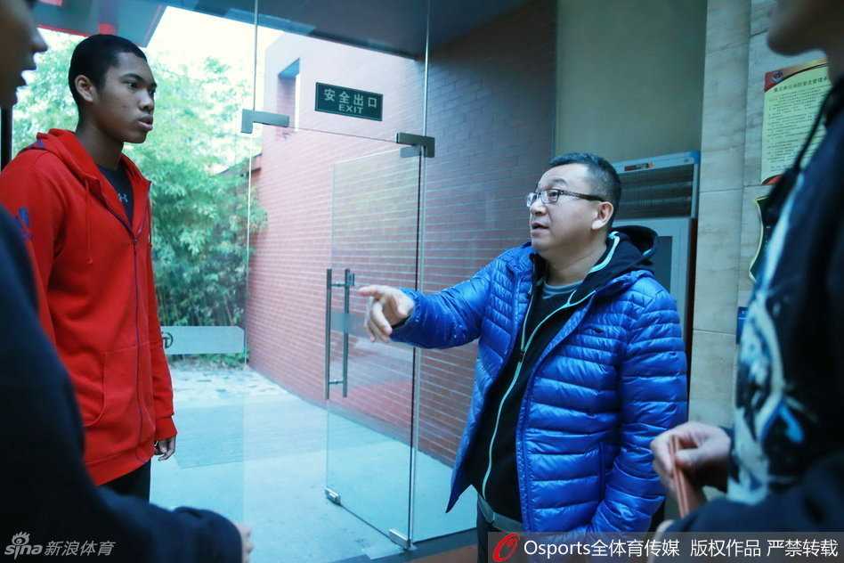 身高臂长的混血中锋丘天在训练场上露出青涩笑容，黑色训练服下是他首次穿上国青战袍的骄傲与期待