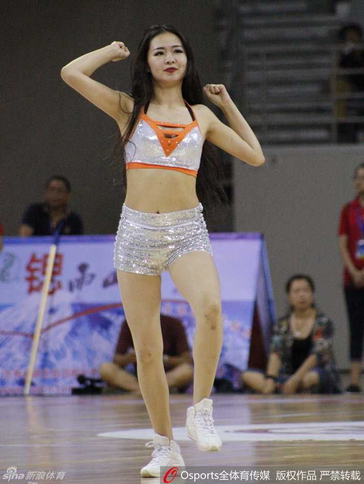 表演尾声，篮球宝贝们集体向观众致意，这一刻，她们与胜利的球队一样，值得全场的欢呼与掌声