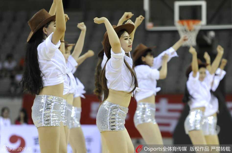 一位篮球宝贝在表演中回眸凝视，飞扬的发丝与专注的眼神，定格了赛场上的最美瞬间