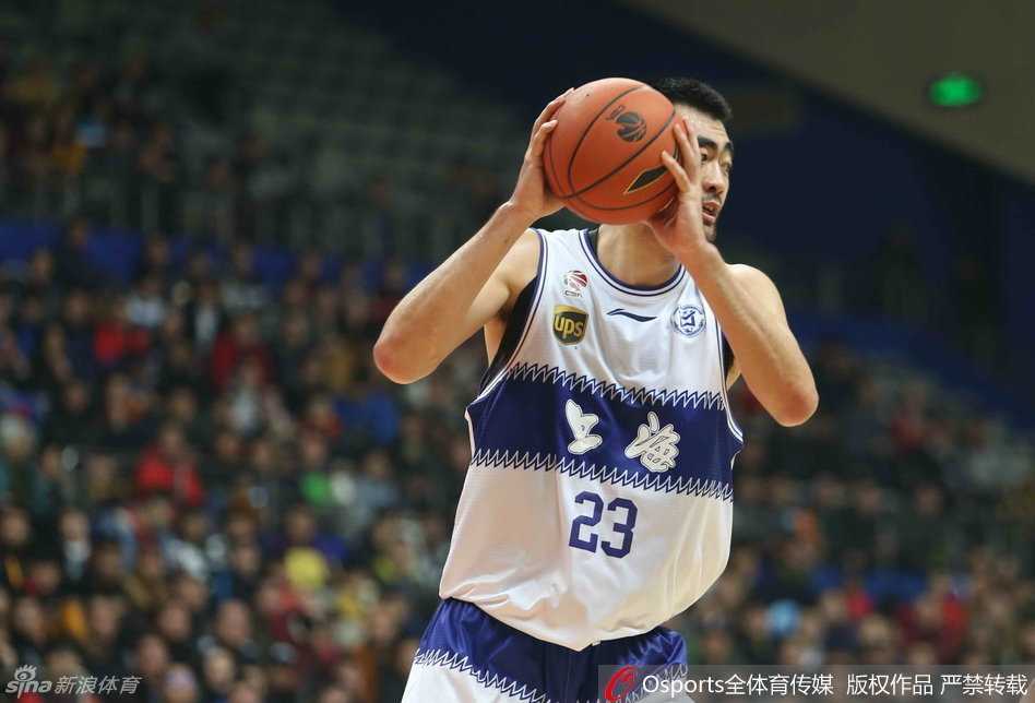 奥登如巨塔般耸立，高高跃起完成双手暴扣，展现昔日状元秀的篮下威力。