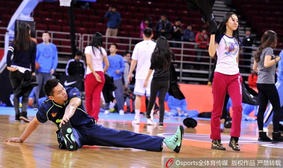 比赛结束，球员们退场，篮球宝贝们也收拾心情准备离开，喧闹的球场逐渐归于平静，但那些关于青春、热血与美的瞬间，永远定格在了影像之中。