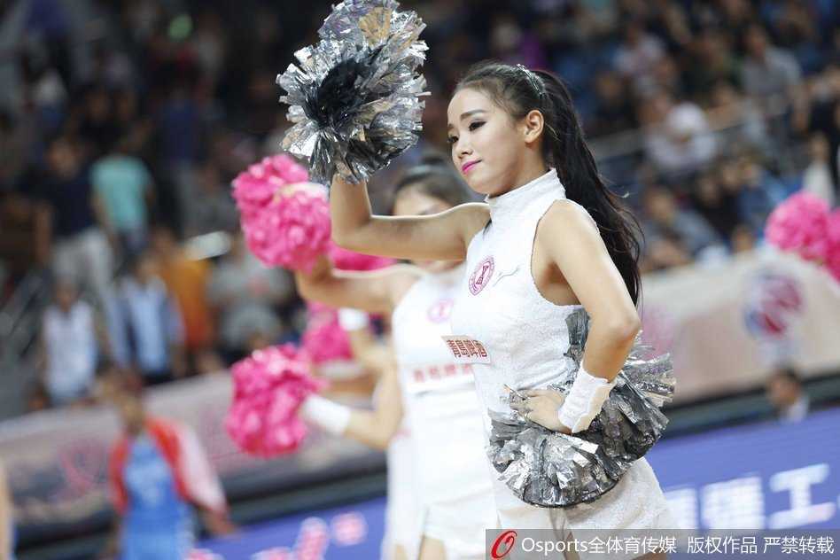 舞动的花球划出绚丽的弧线，啦啦队员们配合着劲爆的音乐腾空跃起，将赛场气氛推向了最高潮。