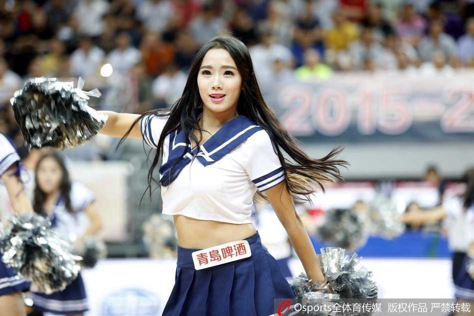 动感旋律中，啦啦宝贝飞舞着长发，用力挥舞着手中的花球，每一个动作都充满力量感，为场上球员注入无限活力。