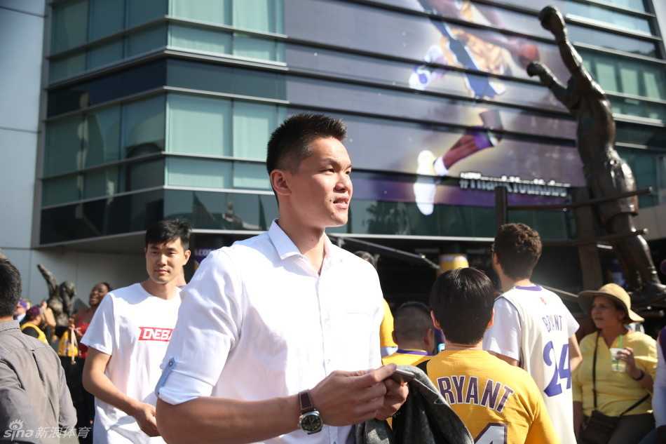 人来人往的斯台普斯中心通道里，王仕鹏低头沉浸在手机中的科比世界里，朱芳雨则跟在身后，两人即将走进那座无数球星战斗过的球馆。