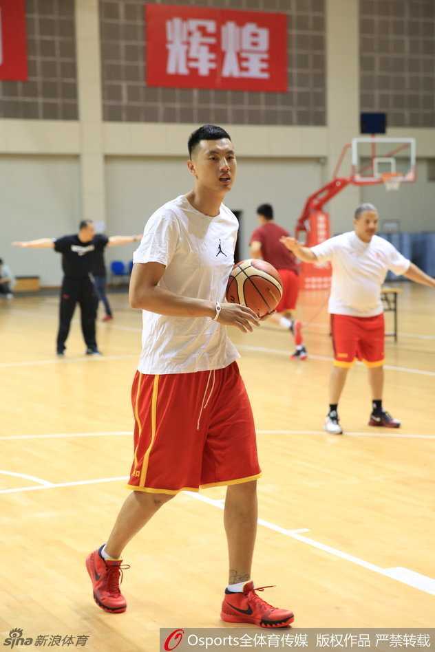 训练场上群像生辉，中国男篮的小伙子们正在助理教练的指导下进行战术演练，窗外的阳光洒在地板上，映照着他们为奥运梦想而战的身影。