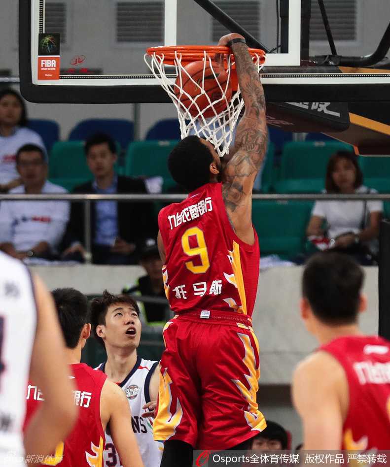 吉林外援卡姆拉尼沉稳地运球推进，他一边观察场上局势，一边伸出右手向队友明确战术手势，尽显昔日亚洲第一控卫的风采