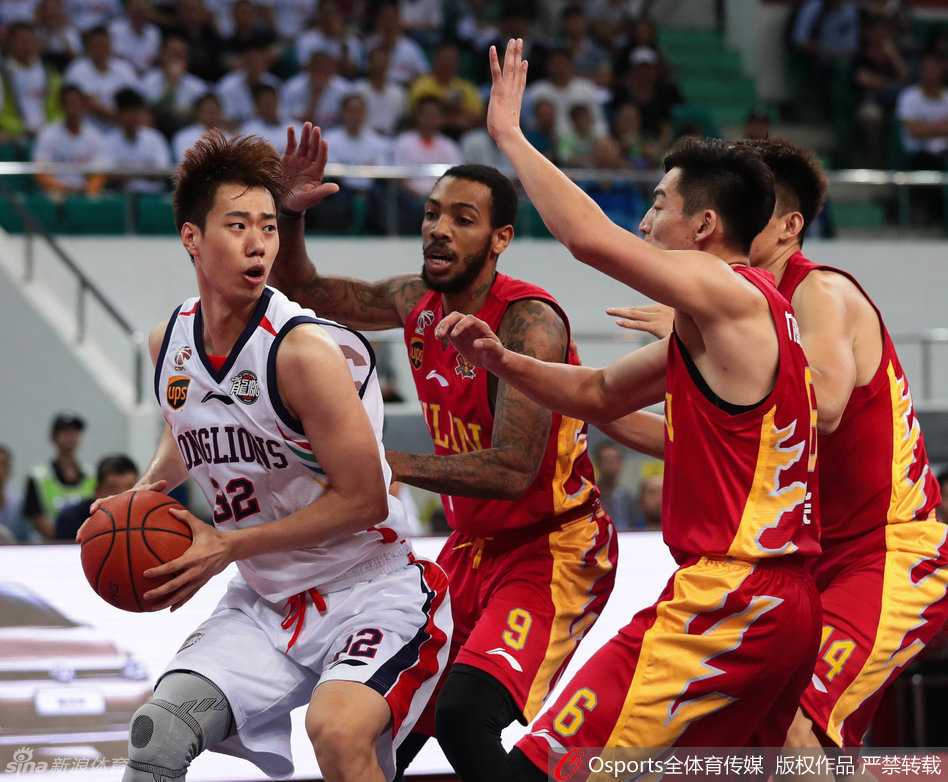 巴赫拉米如尖刀般强行突破三人组成的包围网，在失去平衡的瞬间仍用柔和的手感将球抛向篮筐，眼神中充满了波斯铁骑的坚韧