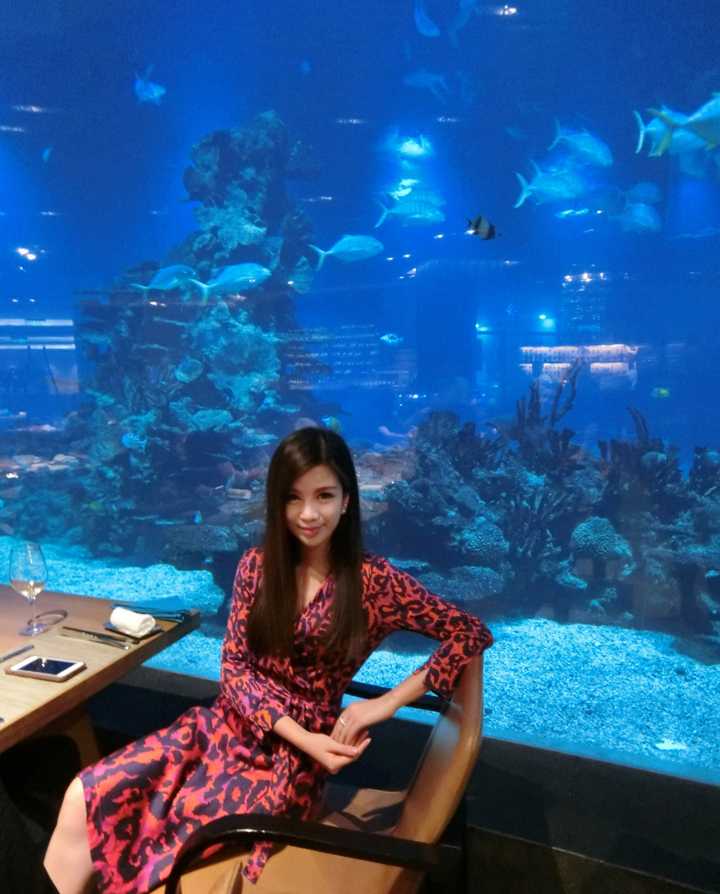 旅途即将结束，王俪婷坐在行李箱上，神情放松而满足。身后的风景成为了背景，而她脸上的笑容，才是这趟旅程最美的终点。