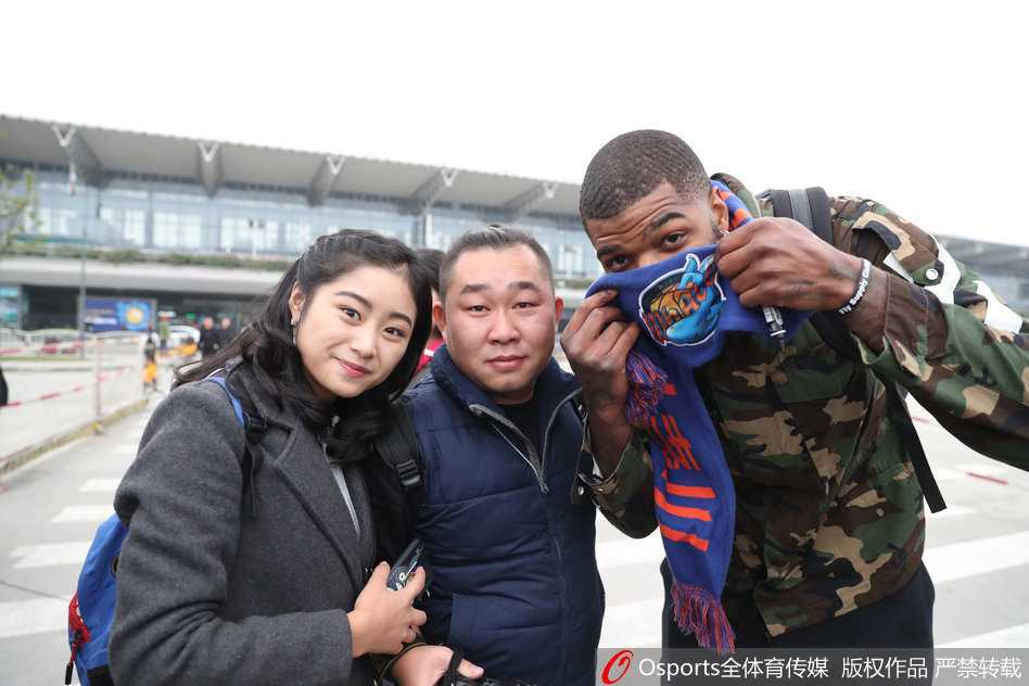 赛后，约什一手抱着女儿，一手搂着妻子，在球场中央享受着属于他们的家庭时光，女儿怀里依然抱着那只象征成都记忆的熊猫玩偶。