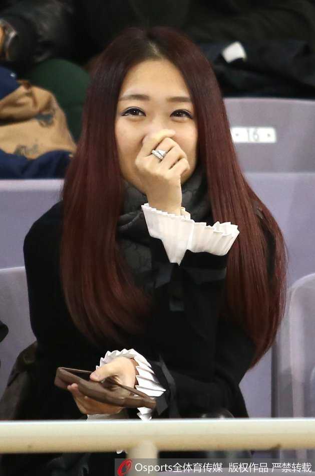 女球迷侧颜杀，高挺鼻梁与邓紫棋如复制粘贴，凝视赛场的眼神里透着专注