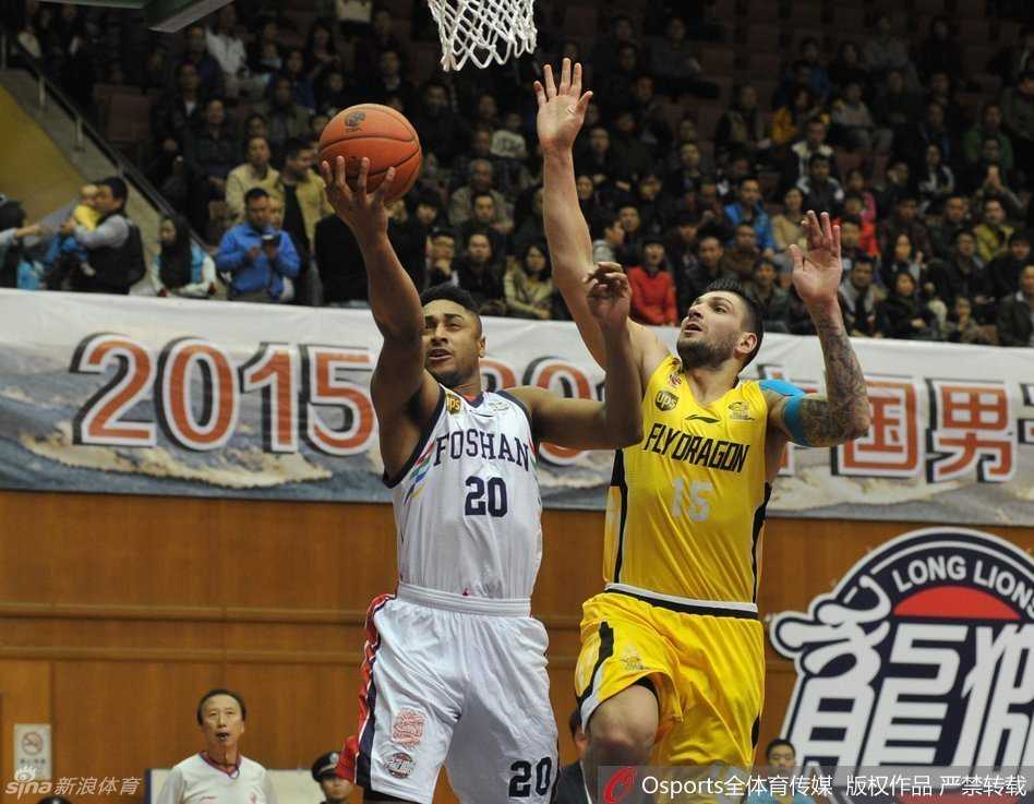 广东宏远队昔日新星鞠明欣，在赛场上演轻巧上篮，身姿舒展