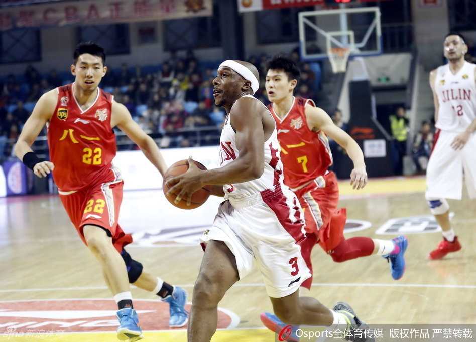 吉布森单手战斧劈扣后仰天长啸，霸气庆祝动作定格成经典