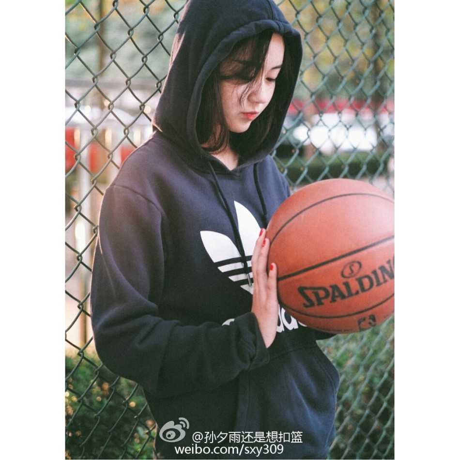 傍晚时分，篮球女孩在夕阳余晖下运球，影子被拉得很长，人与球构成一幅剪影画面