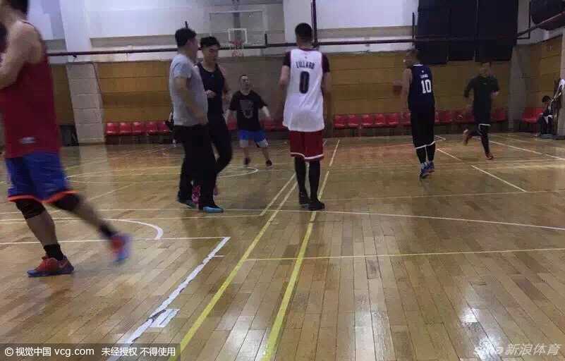 吴亦凡运球突破防线，身姿矫健如风，球场上尽显洒脱不羁的运动风采