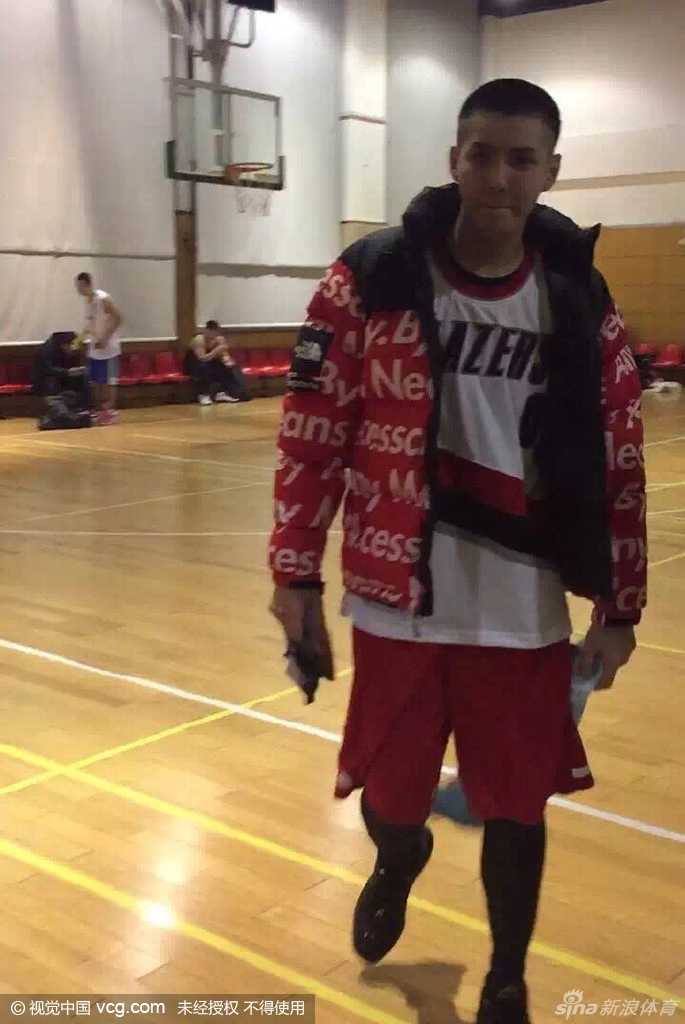 吴亦凡抿嘴浅笑神情酷帅，黑衣保镖紧随左右护驾步入球场，气场全开