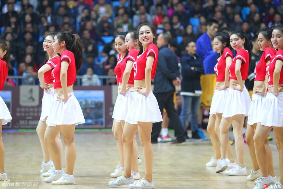 演出结束，宝贝们挥手致意，脸上带着些许运动后的红晕。但即便是在退场时，她们依然保持着最迷人的微笑，仿佛在告诉观众：下个节间休息，我们再见。