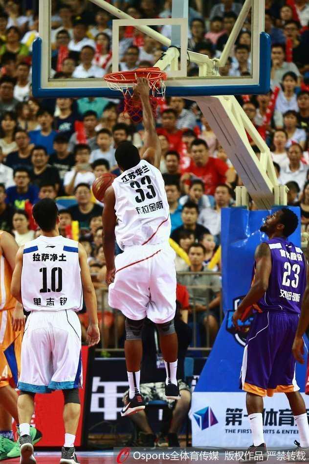 持球队员利用节奏变化，一个加速强突两名防守球员，直杀篮下。