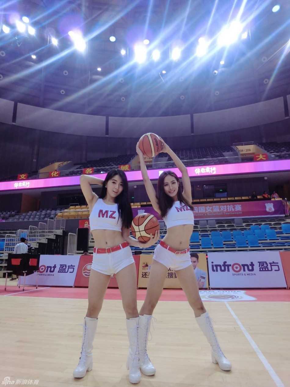 比赛暂停间隙，篮球宝贝们迅速在场上列队，整齐划一的动作与专注的表情，展现出职业啦啦队的专业素养