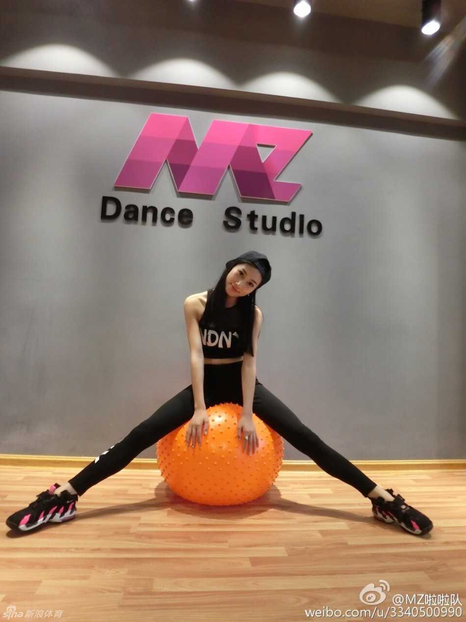 身着亮黄色韵律服的长发篮球宝贝，在赛场中央随着动感音乐舒展身姿，灿烂的笑容瞬间点燃全场气氛