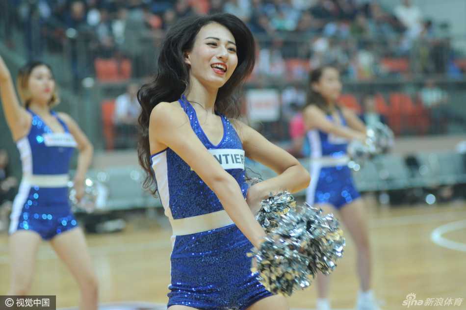 镜头定格在宝贝们最灿烂的笑容上，整齐划一的动作和明媚的表情成为赛场最靓丽的风景线。