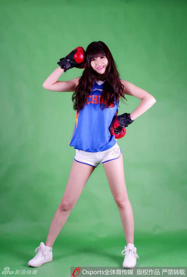 特写镜头捕捉到宝贝飞扬的发丝和专注的眼神，她正在用力拉扯松垮的球衣领口，流露出一种随性而又撩人的运动美感。