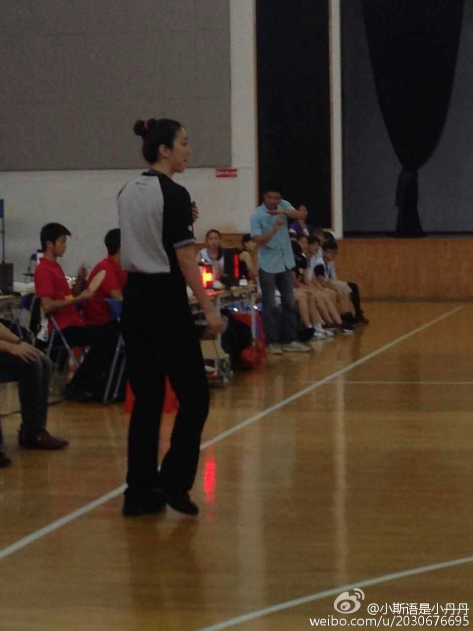 裁判员在场下的可爱自拍，眼神清澈，笑容甜美，展现了赛场之外作为普通女孩的邻家气息。