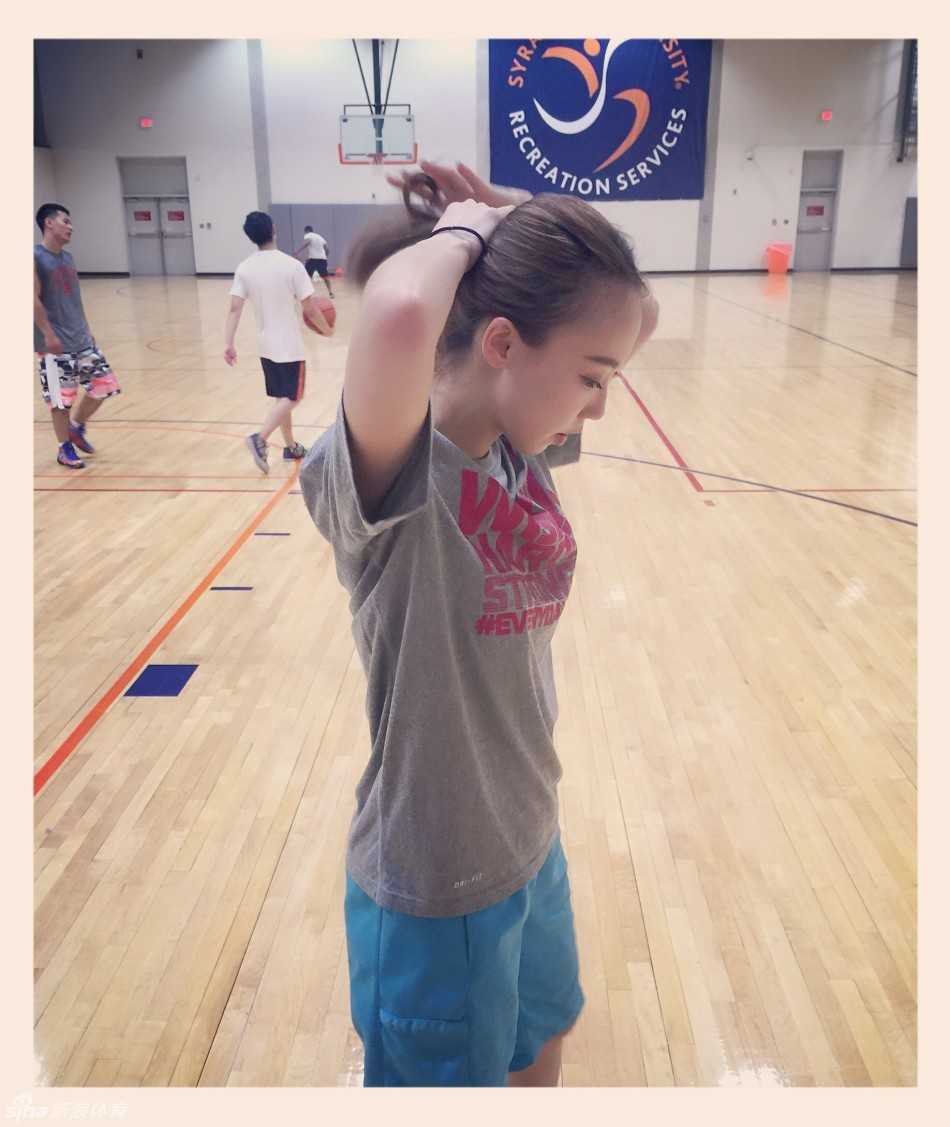 精心扎好马尾，整理好球衣，女孩以最清爽干练的姿态站上球场，眼神中充满对挑战的渴望。