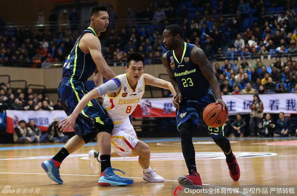 年轻后卫赵睿自信地运球组织进攻，面对四川队的紧逼防守，他毫无惧色，展现出了与年龄不符的成熟。