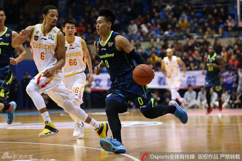 小外援斯隆面对防守人，高高跃起完成高难度跳投，此役他轰下29分10助攻，是球队获胜的关键发动机。